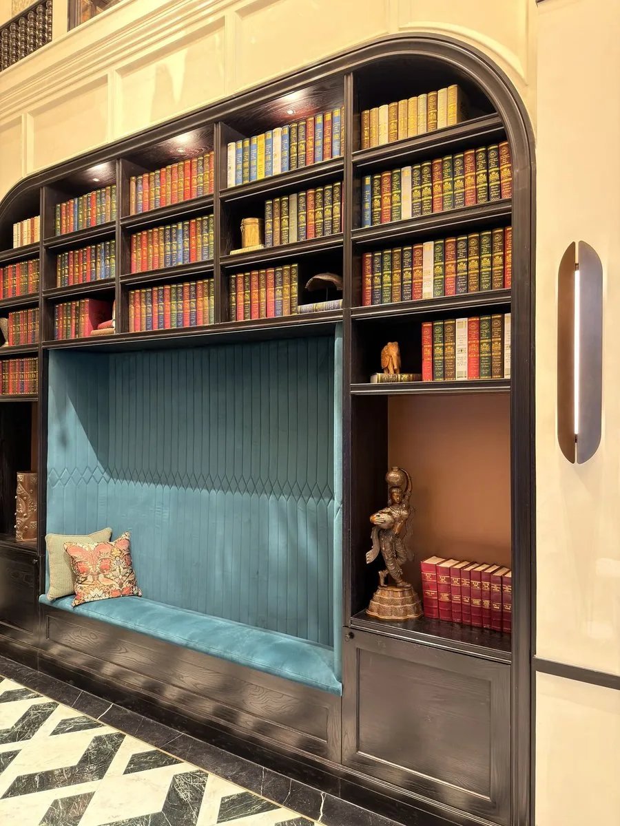 Arched library niche in the Taj Seleqtion living area, Mumbai